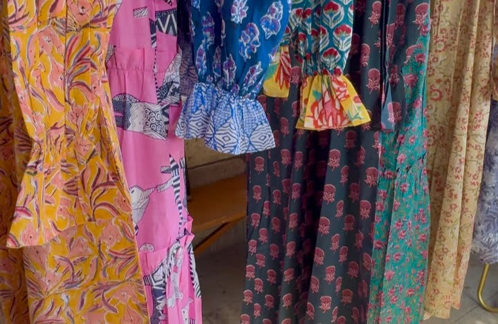 色鮮やかな服が並ぶ専門店のファッション風景