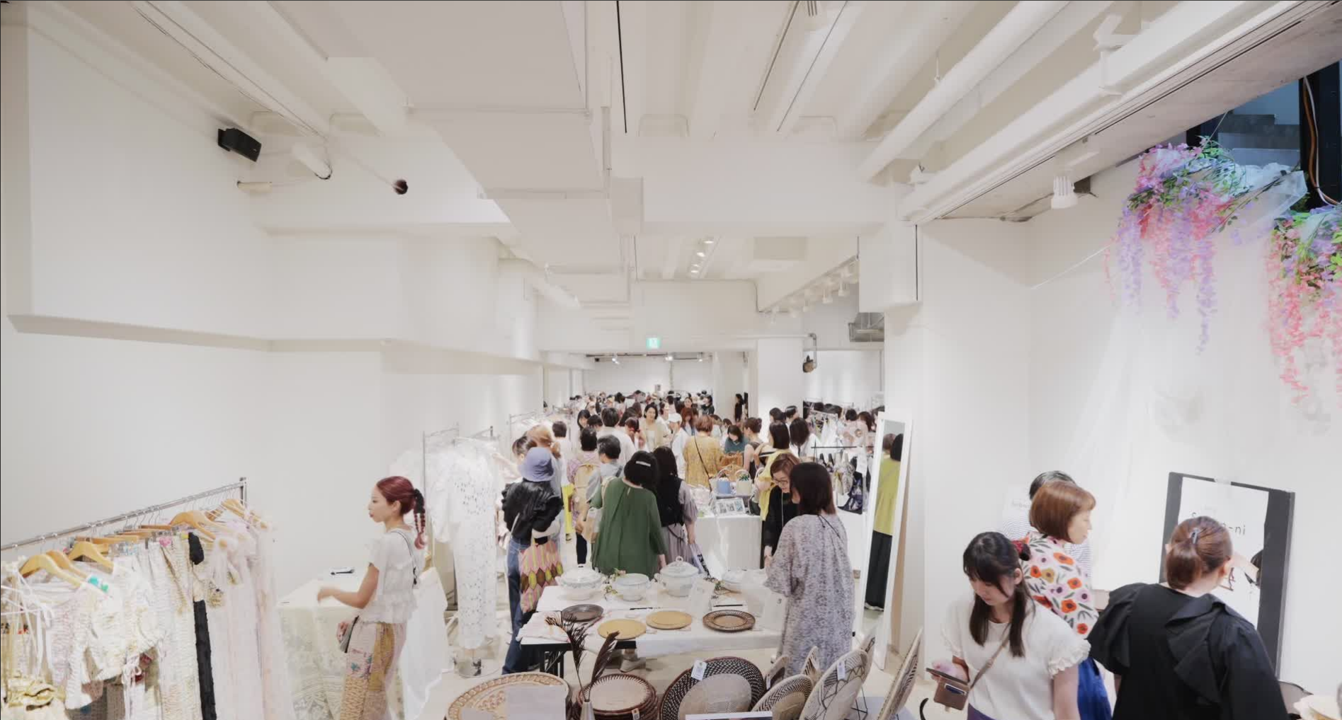 明るい会場で多くの来場者が行き交うMON★STARマルシェの風景