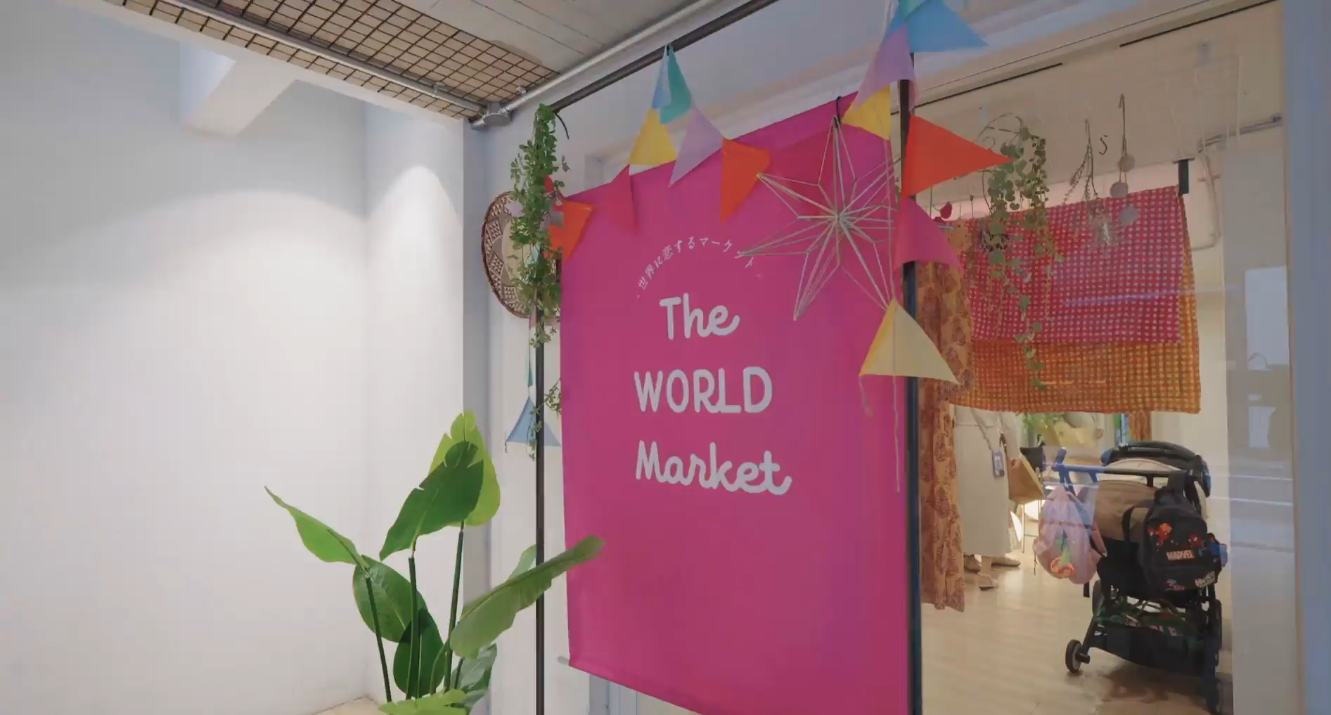 The WORLD Market の会場入口に掲げられた鮮やかなピンクのバナーと装飾の風景